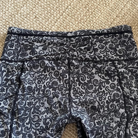 NWOT* Lululemon Outrun Mesh Crop Leggings - Picture 10 of 12